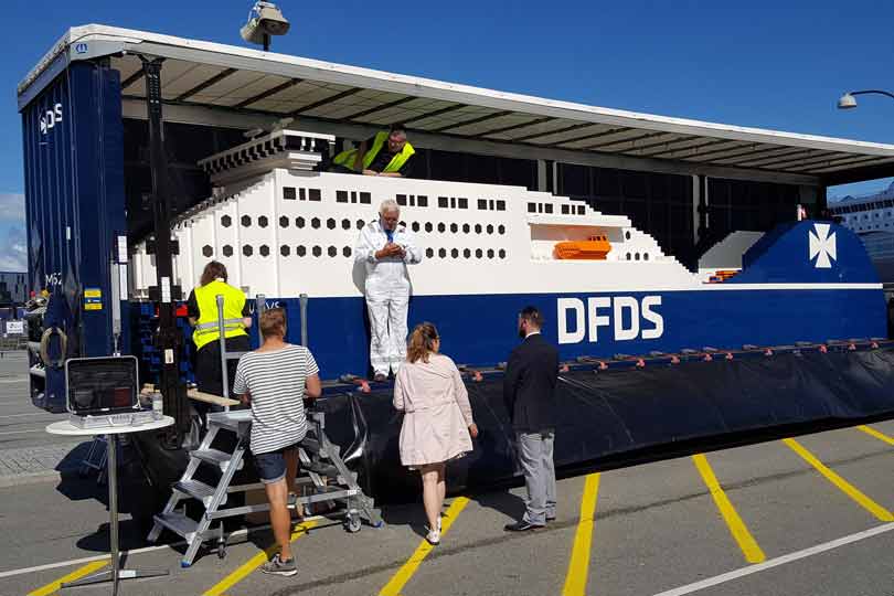 Världens största LEGO-båt på besök Sverige. Tog timmar att bygga. | / Pryl