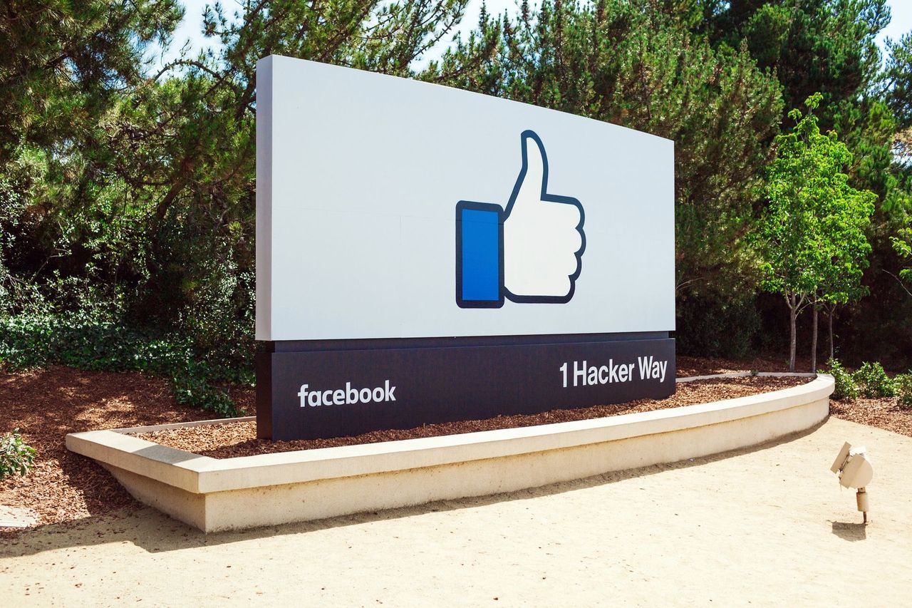 EU sura på Facebook efter Whatsapp-köp