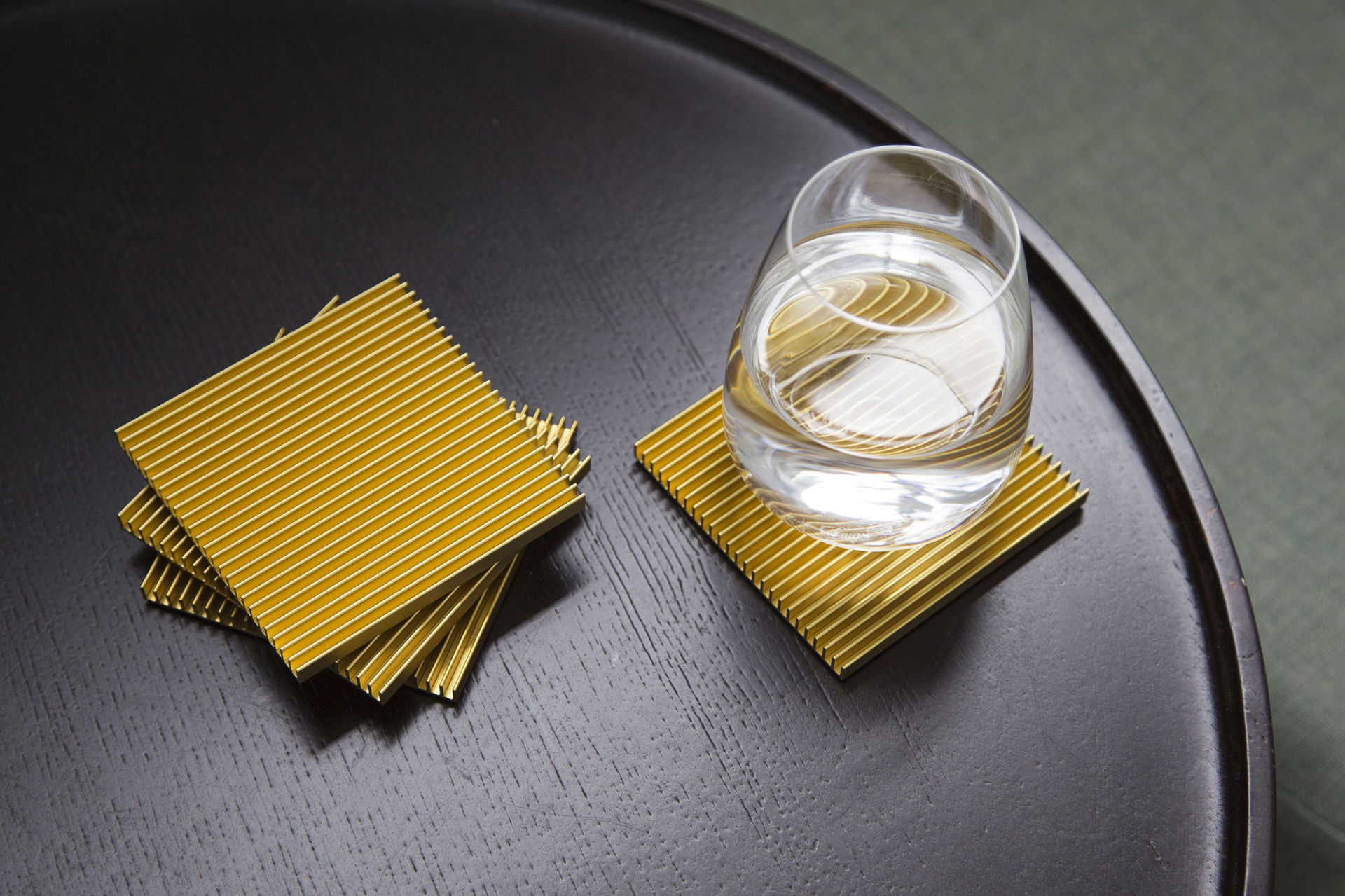 Underlägg som ser ut som kylflänsar