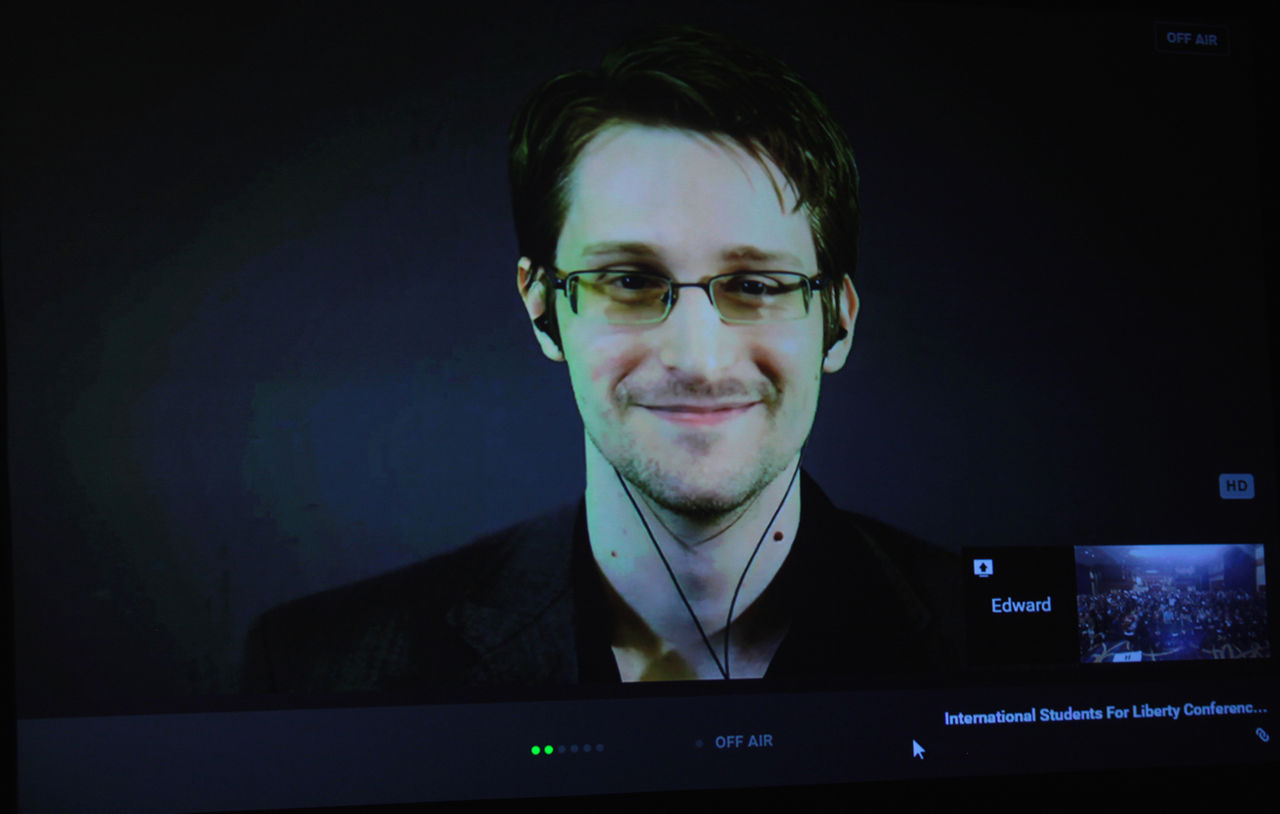 Ryssland låter Snowden stanna i tre år till
