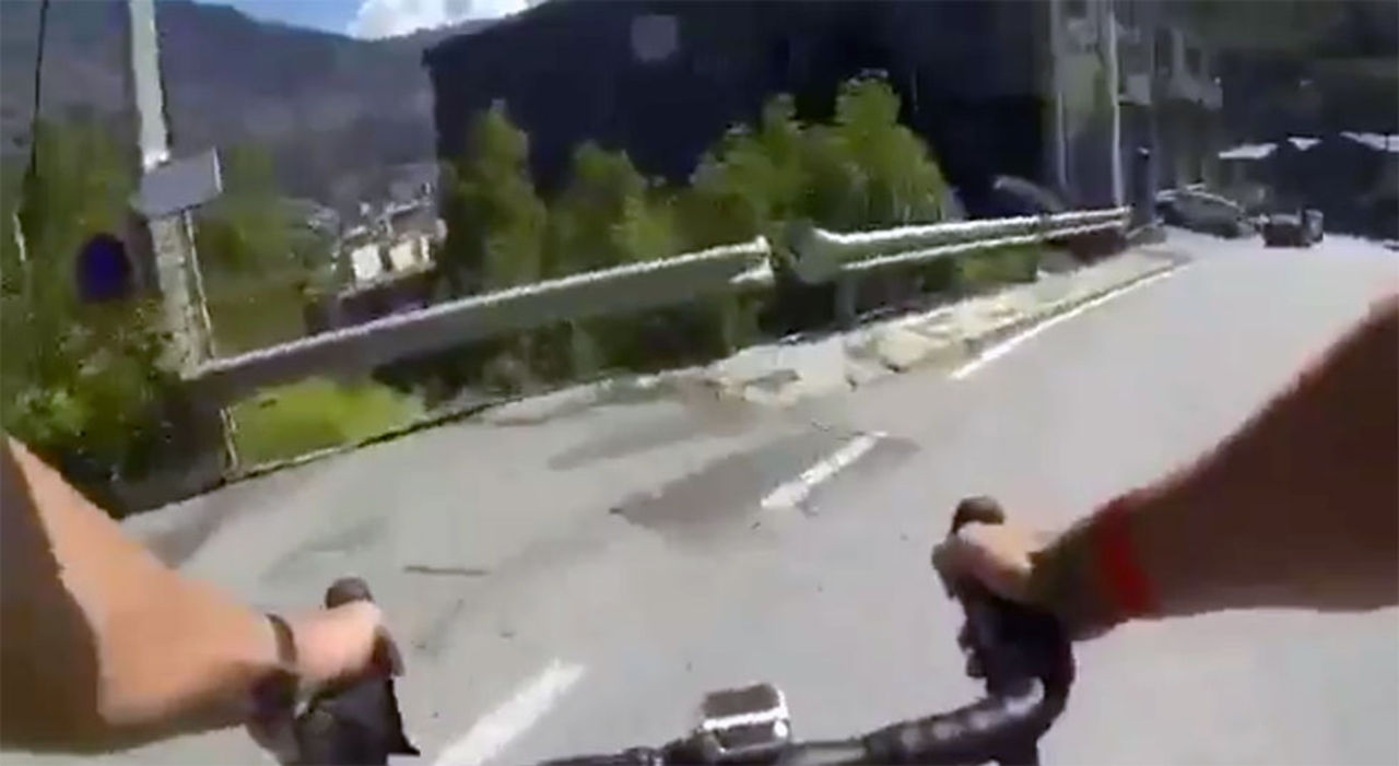 Se cyklisten krascha ner i en ravin