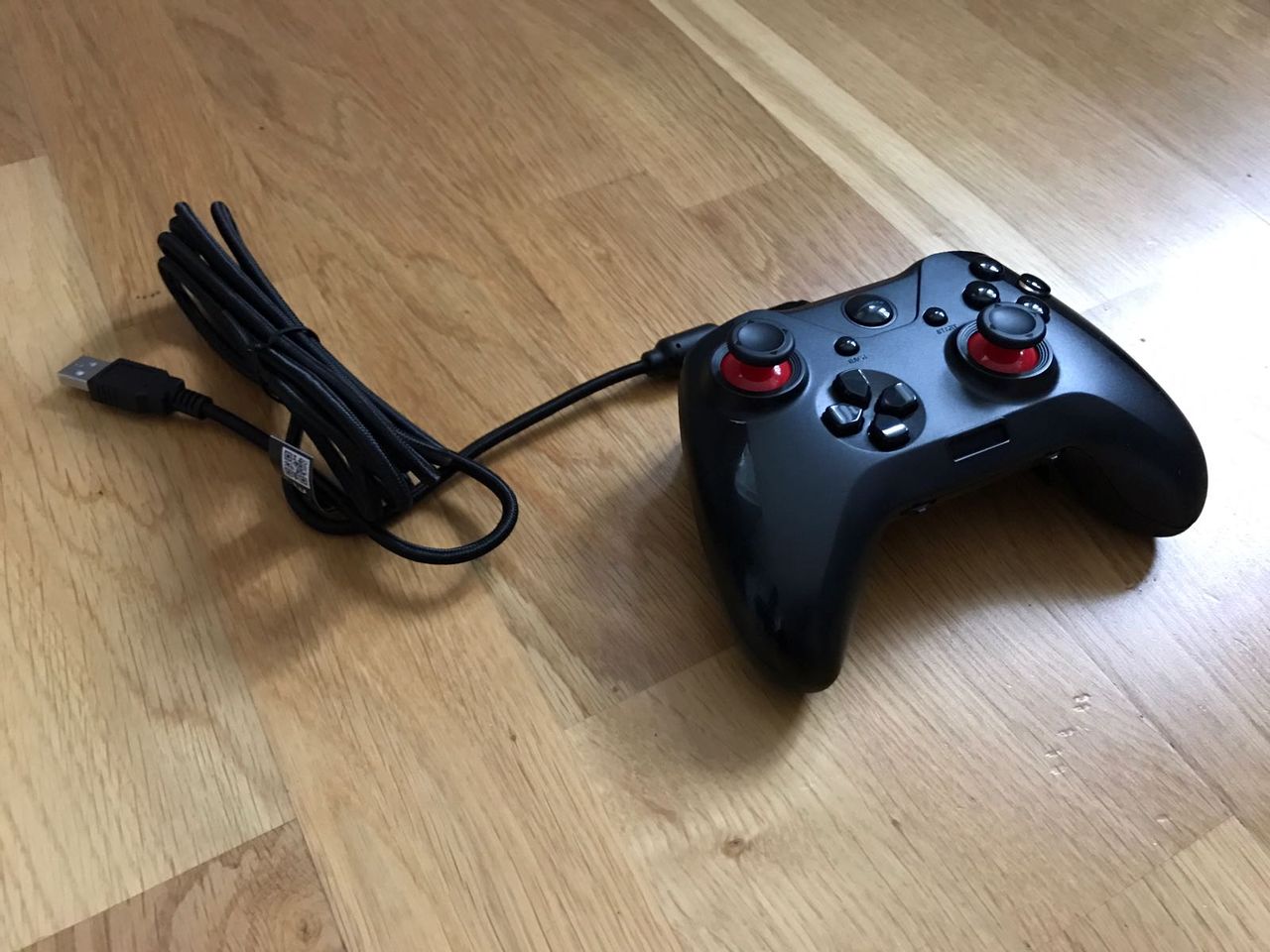 Vi kollar in handkontrollen Speedlink Quinox