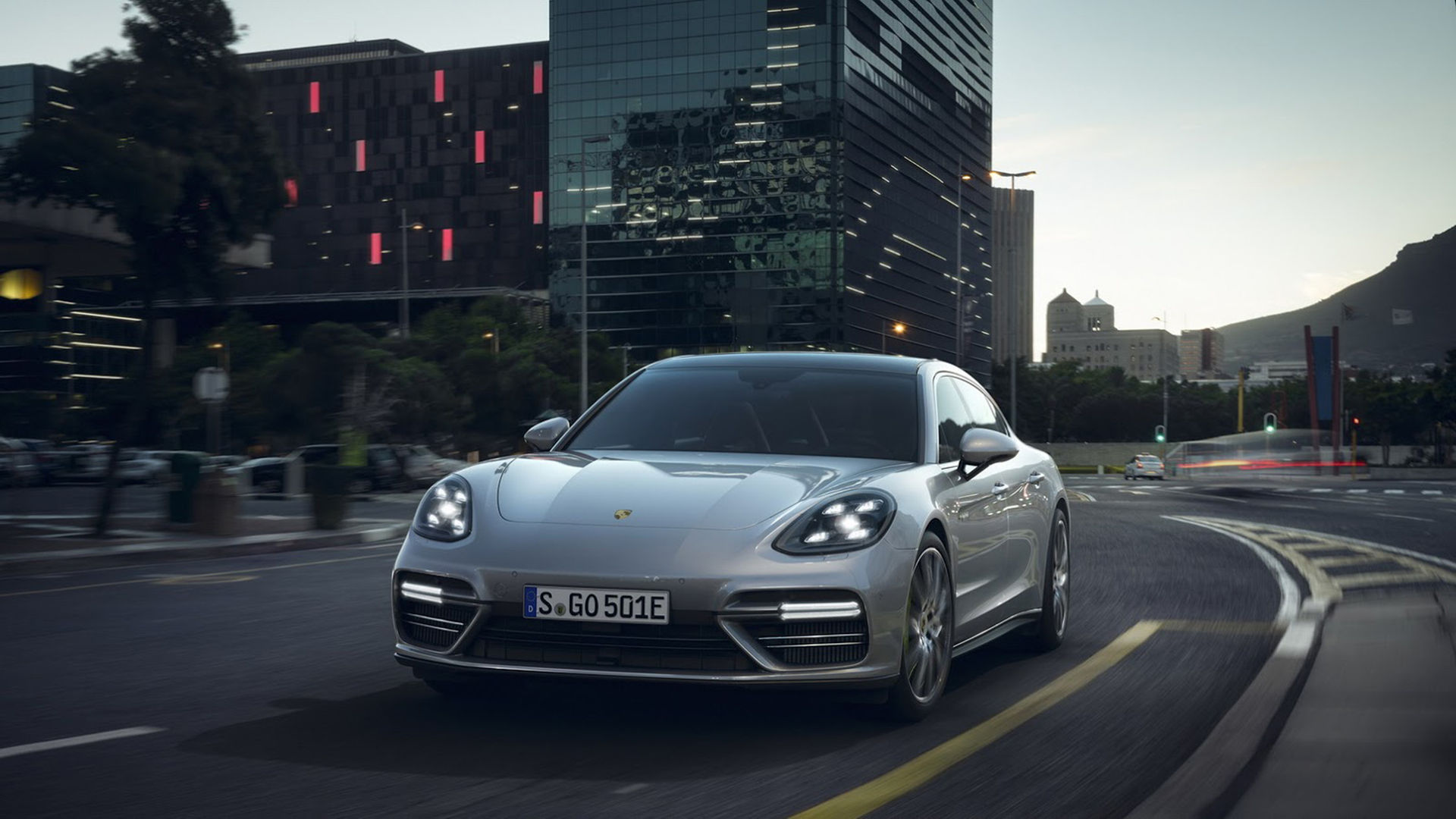 Porsche presenterar Panamera med 680 hästar