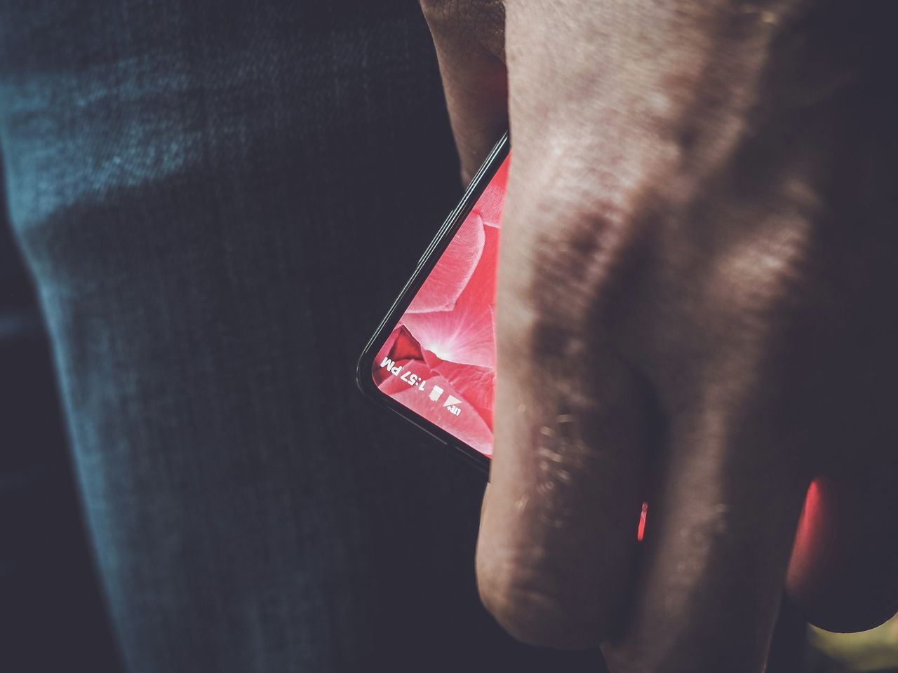 Andy Rubin smygvisar ny telefon med minimal skärmkant