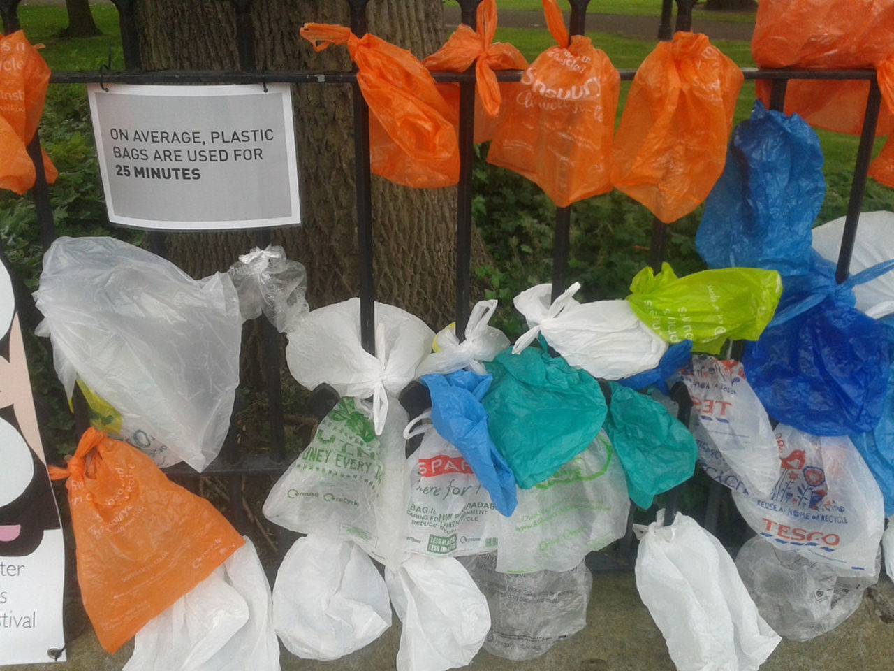 Hemköp börjar testa pant på plastpåsar