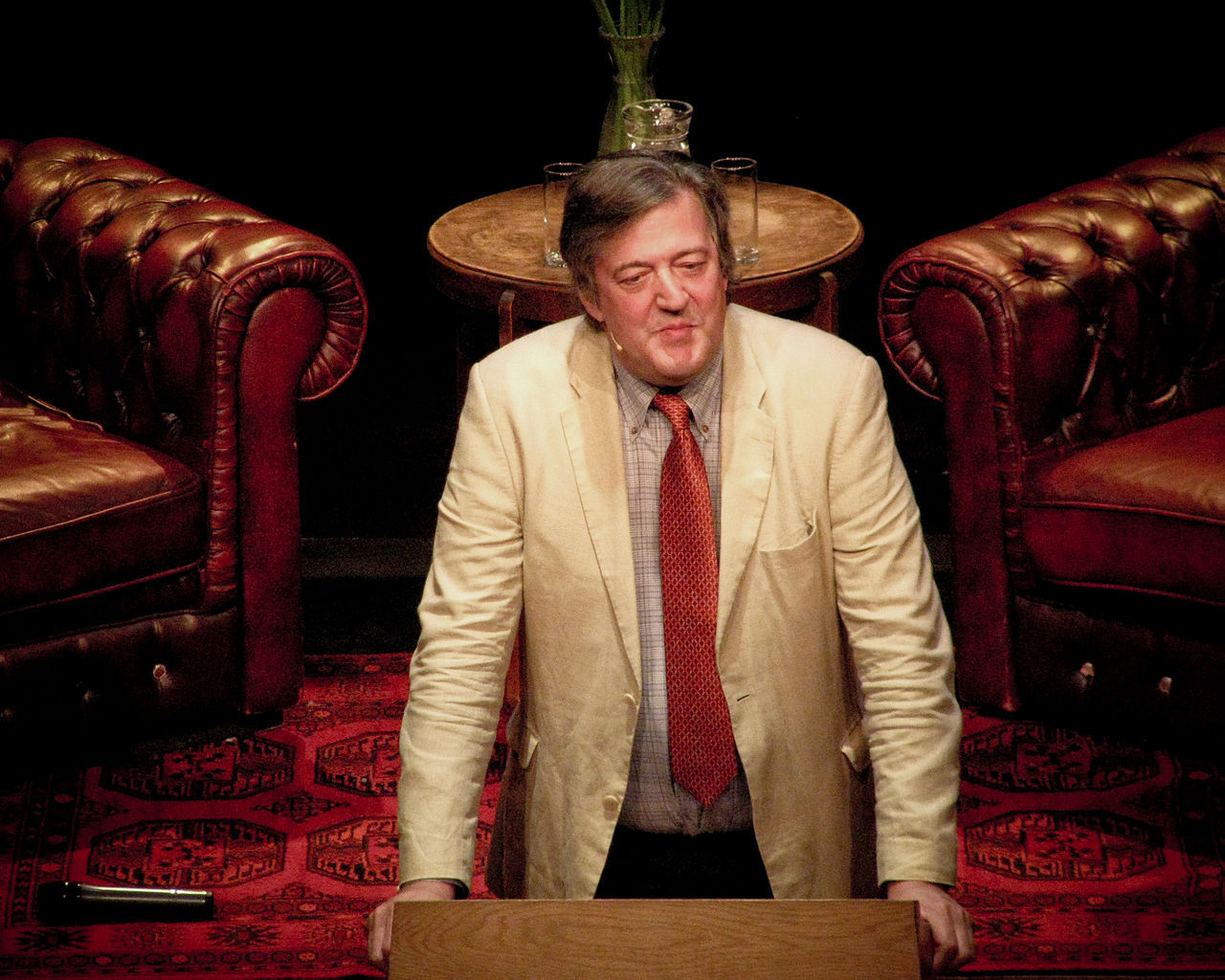 Irländsk polis anser inte att Stephen Fry har hädat gud