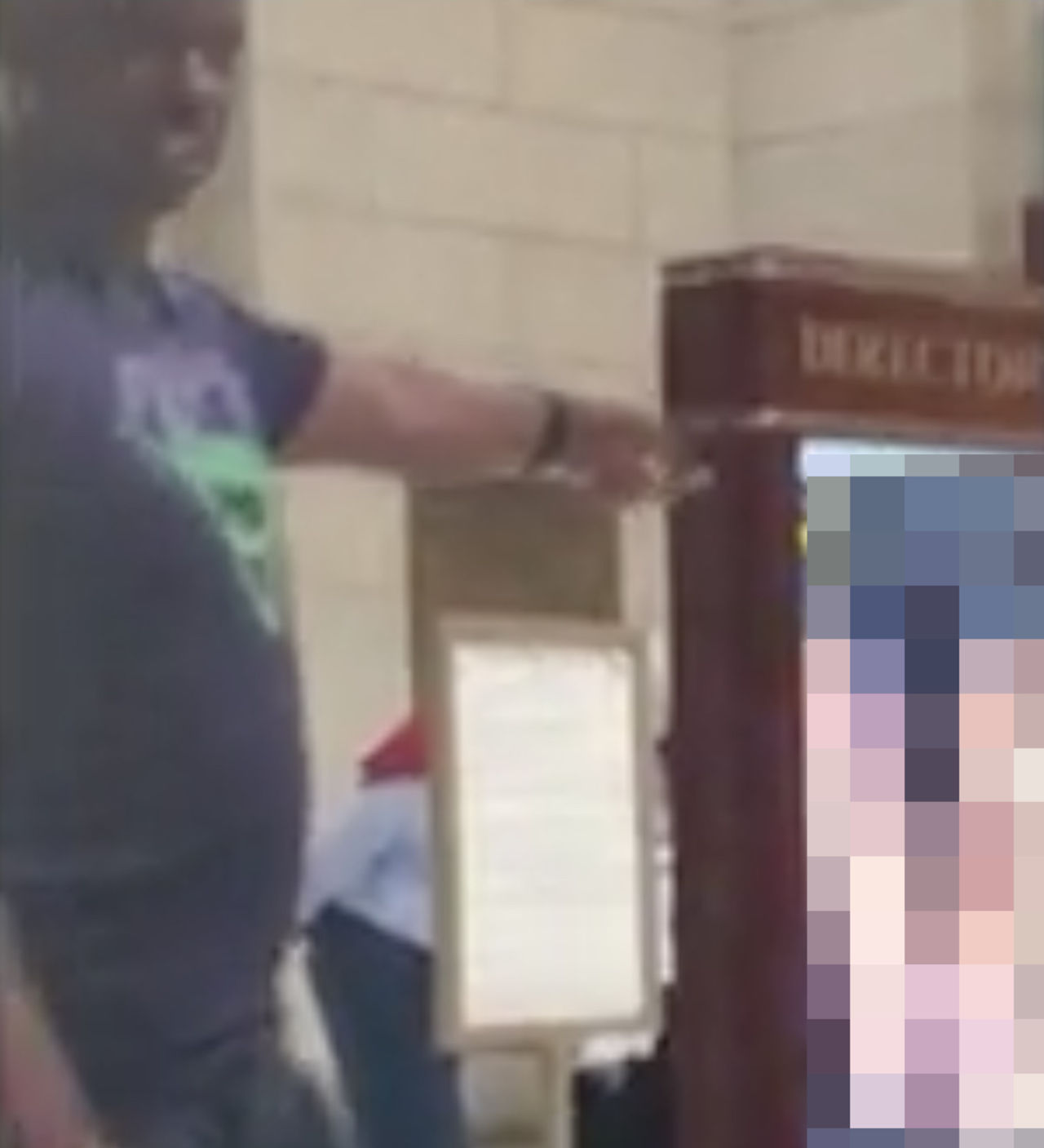 Reklampelare på tågstation visade snusk