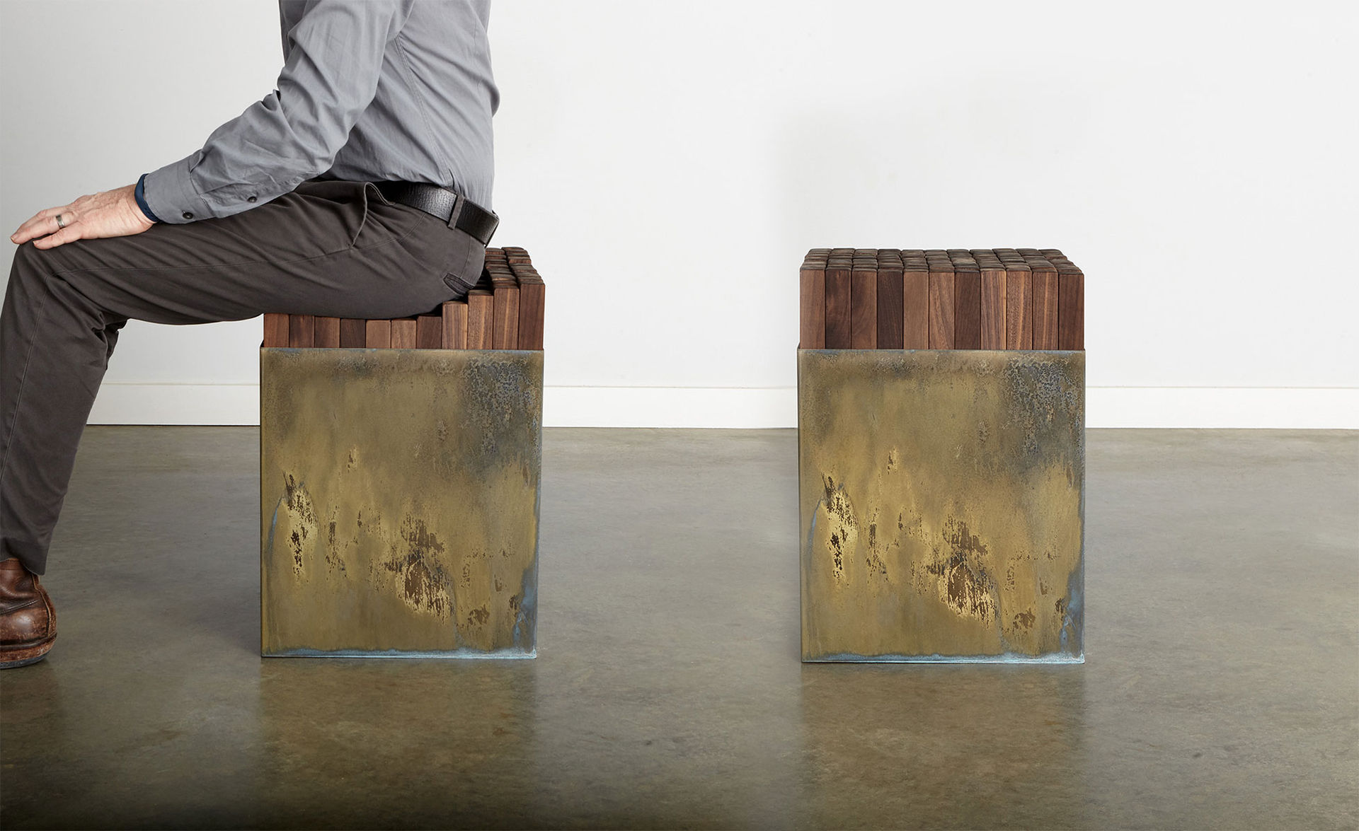 Hårda trästolen som är mjuk