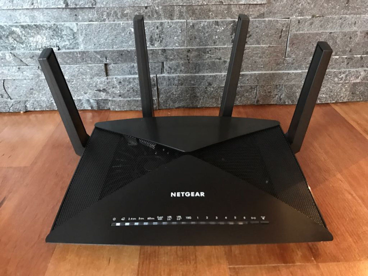 Netgear Nighthawk X 10 är ett riktigt monster