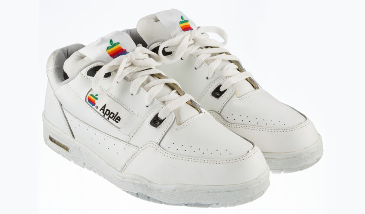 Apple vintage-sneakers säljs på auktion