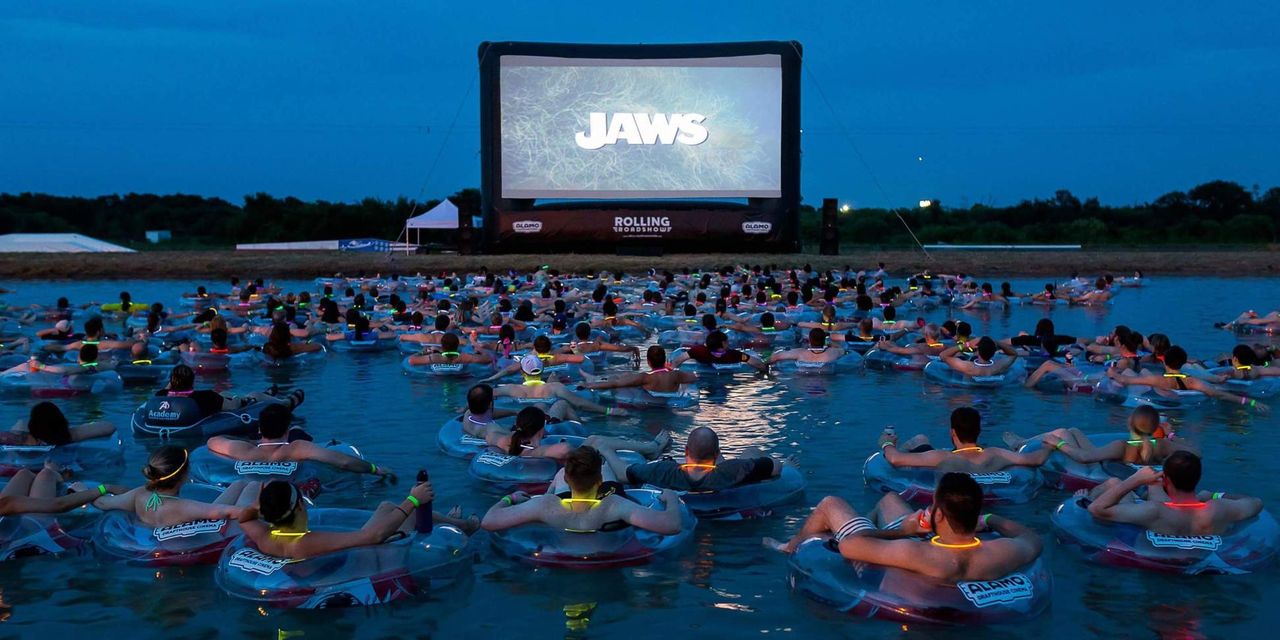 Titta på Jaws samtidigt som du guppar i vattnet