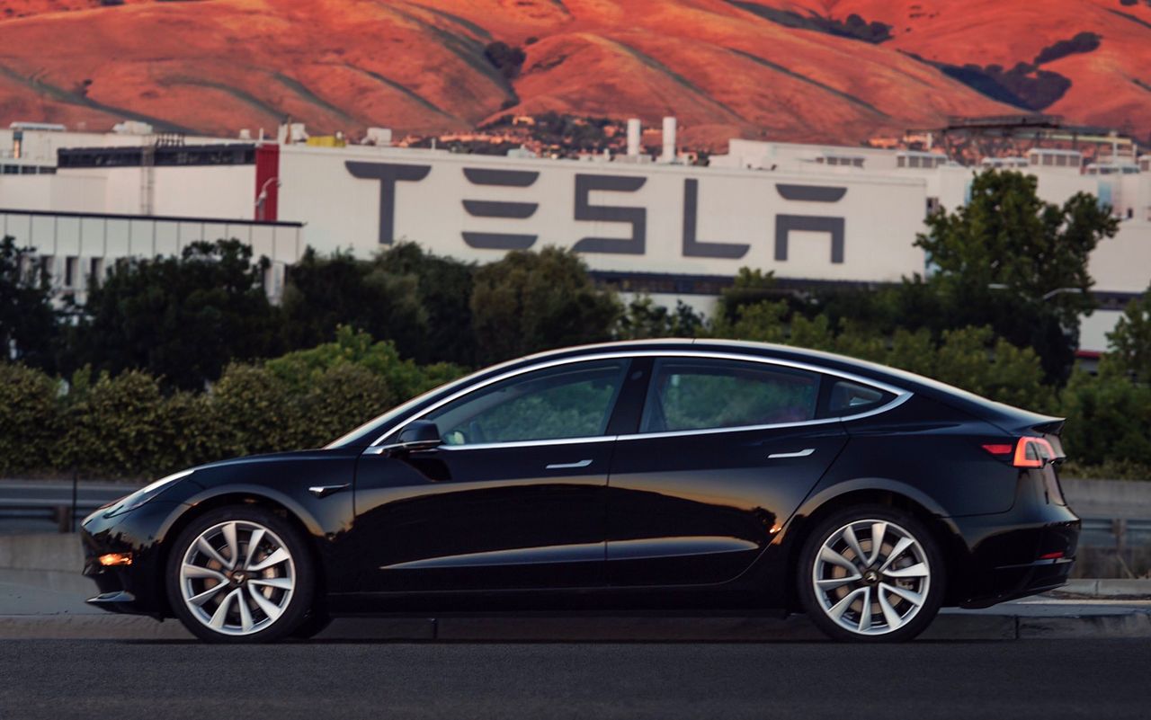 Första Tesla Model 3 har rullat av bandet
