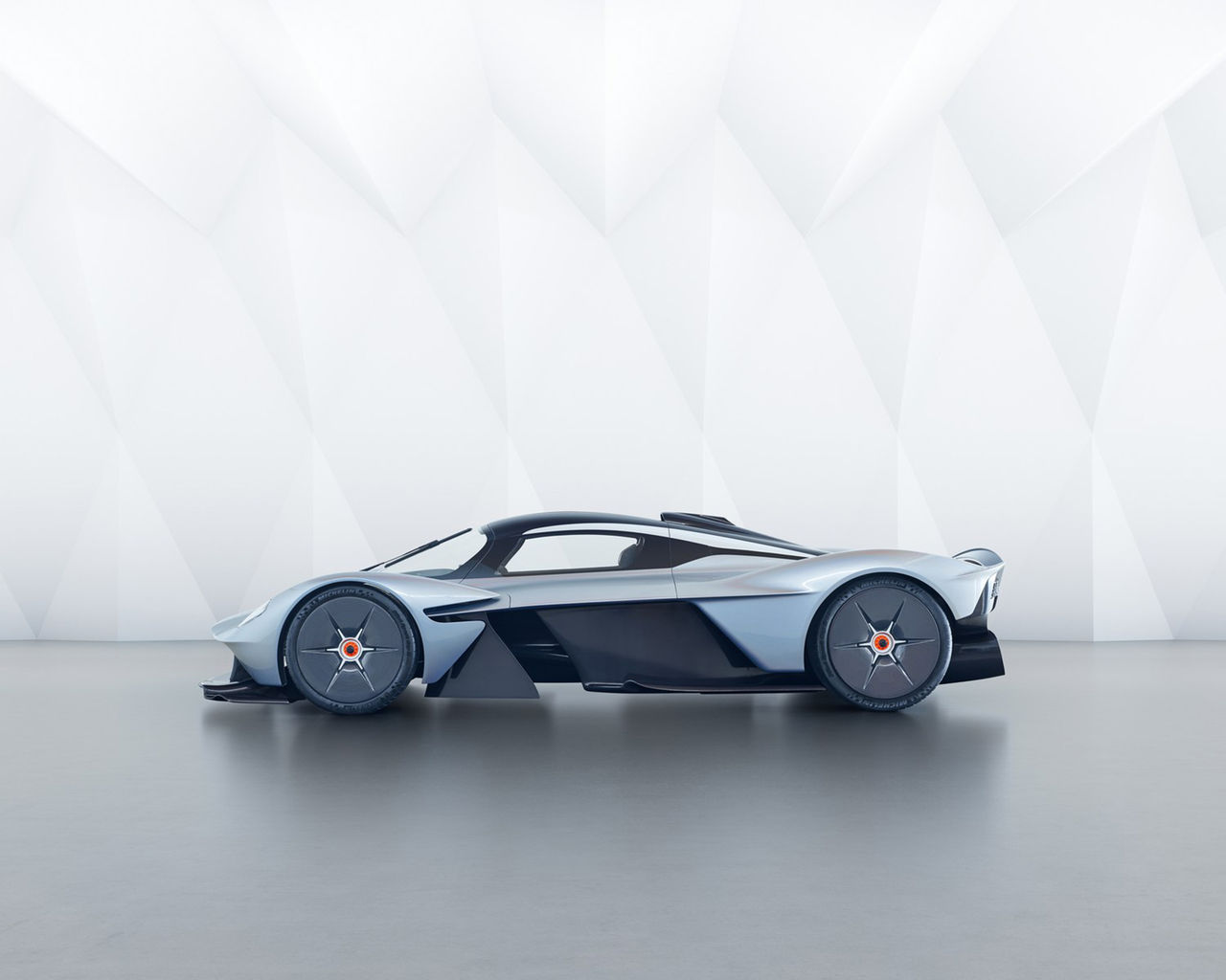 Aston Martin visar uppdaterad Valkyrie