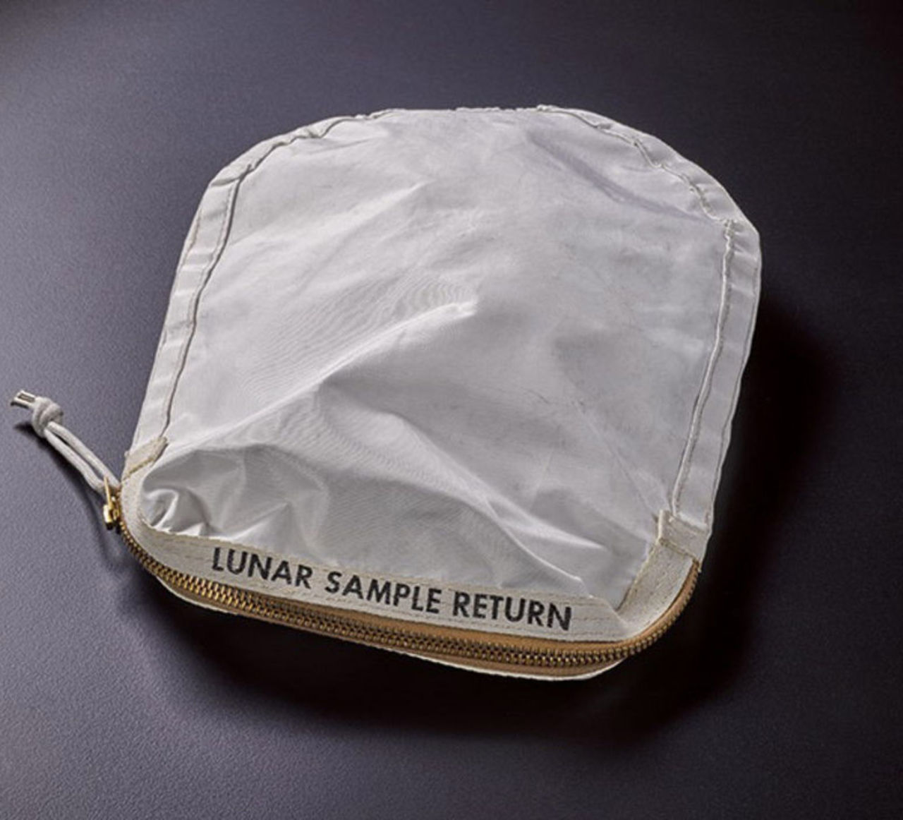 Neil Armstrongs månväska gick för nästan 15 miljoner kronor