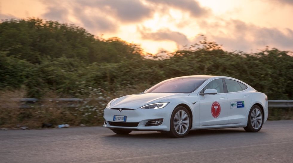 En Tesla Model S har kört över 100 mil på en laddning