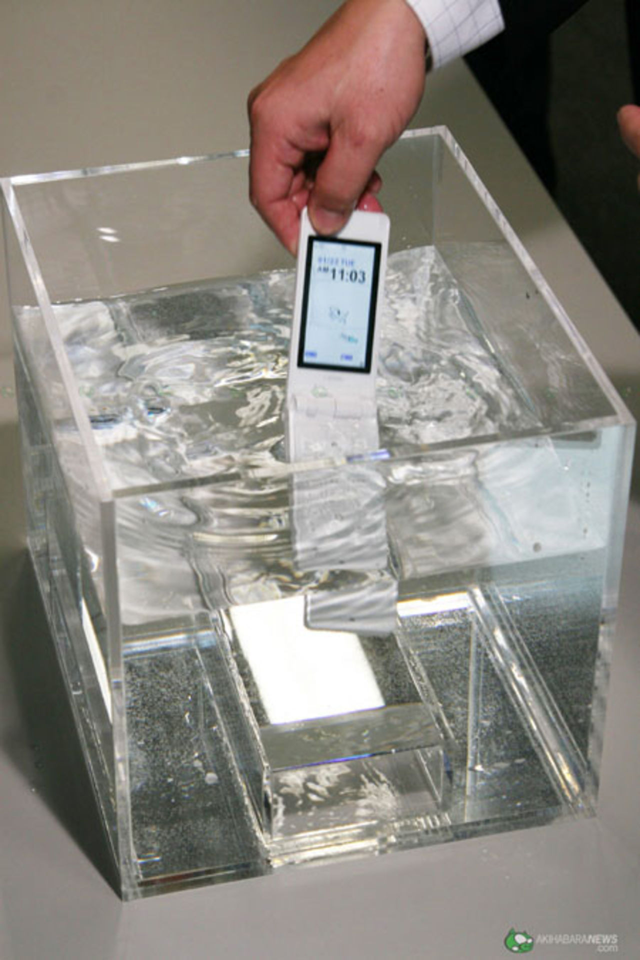 Tunn vattentät telefon från Fujitsu