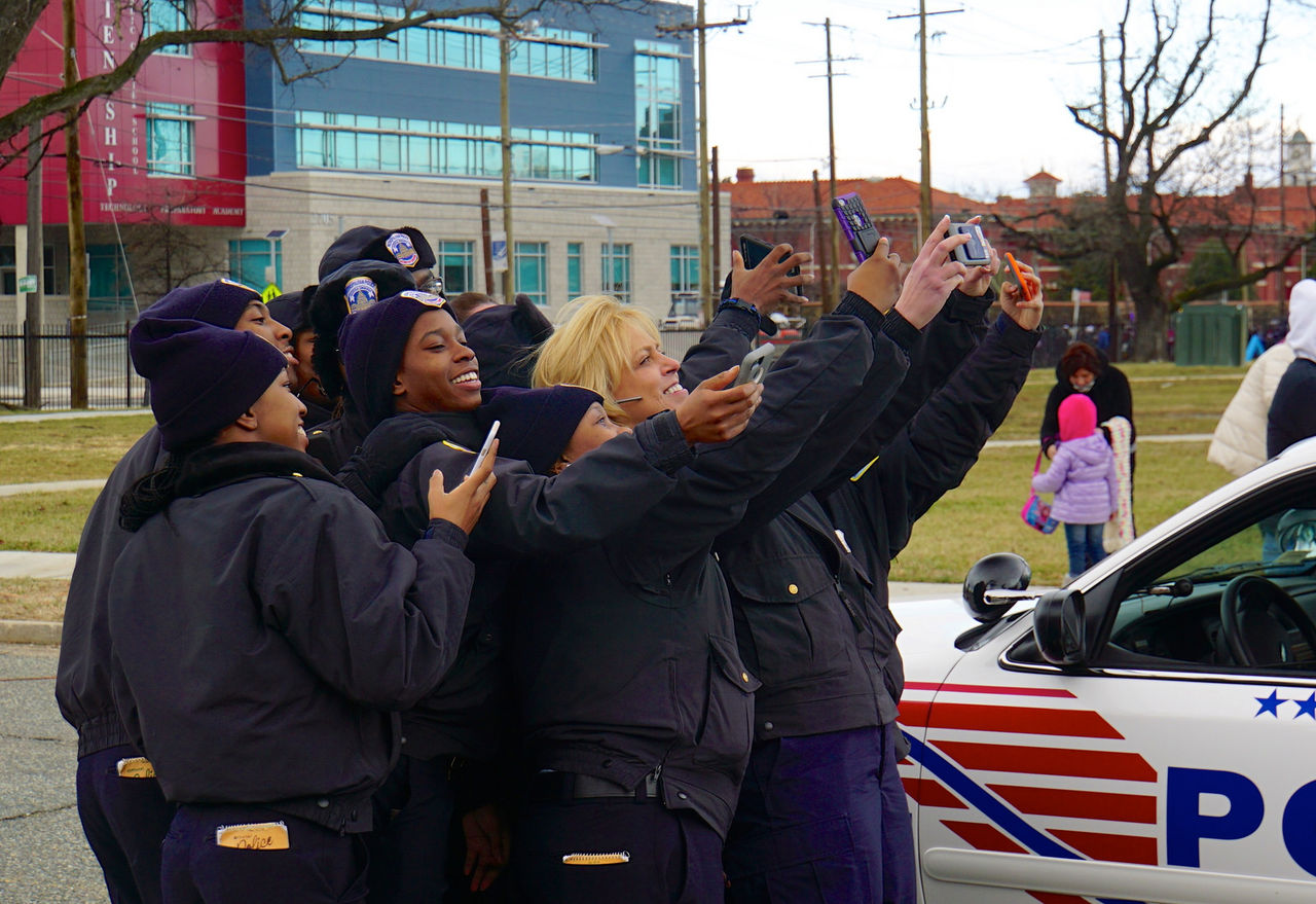 Elever fejkbråkade för att få selfie med polis