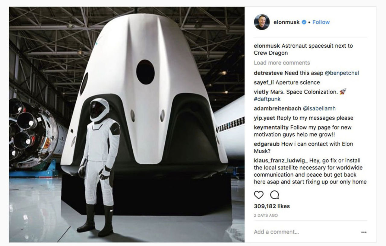Elon Musk visar upp SpaceX rymddräkt igen