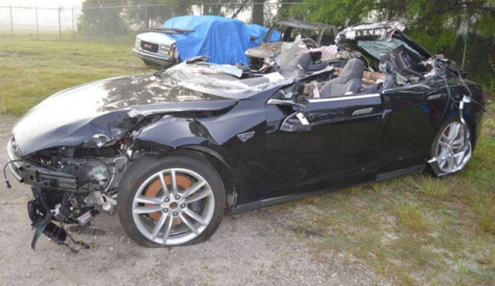 Flera orsaker till varför Tesla Model S dödskraschade