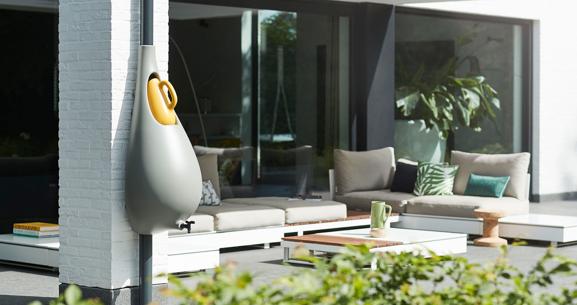 Vattenkanna inbyggd i stupröret