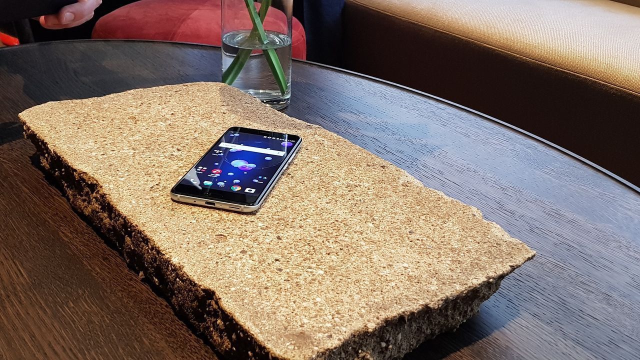 HTC kommer fortsätta på egen hårdvara