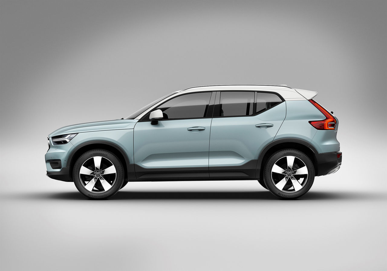 Красный volvo xc40