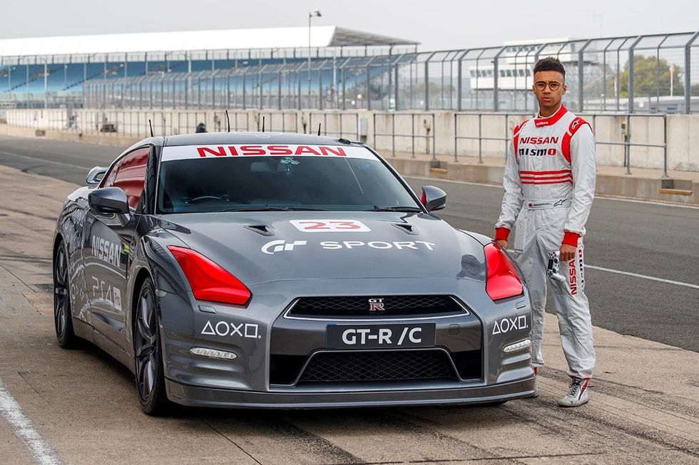 En Nissan GT-R som styrs med PlayStation-kontroll