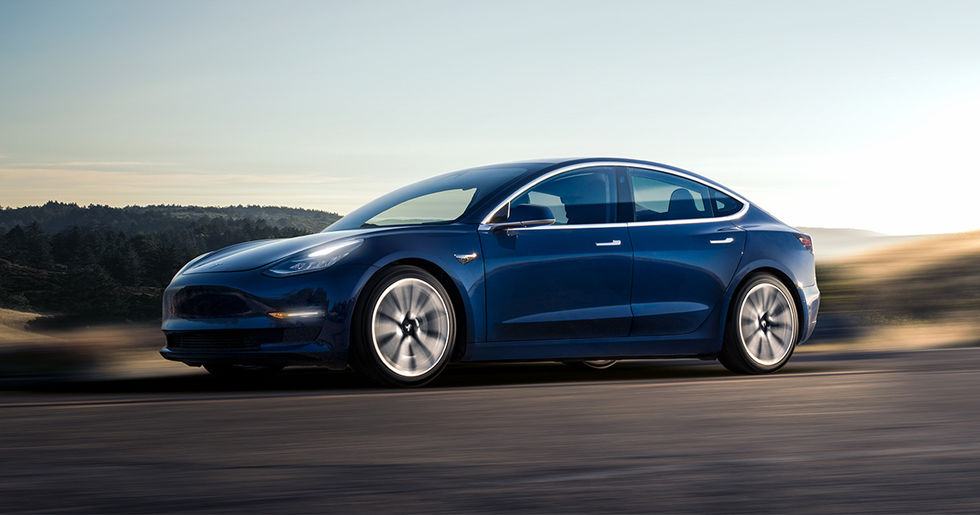 Tesla kickar hundratals anställda