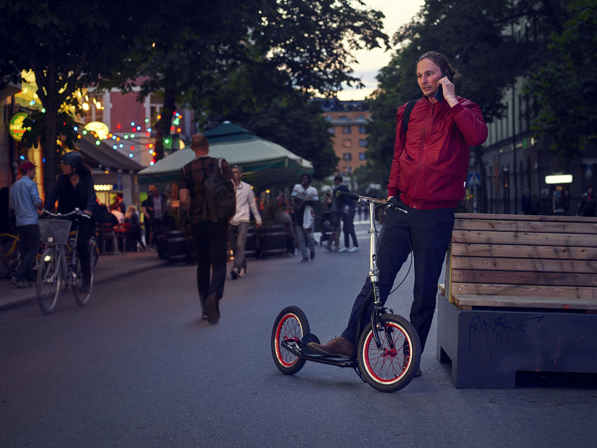 En lite vuxnare sparkcykel