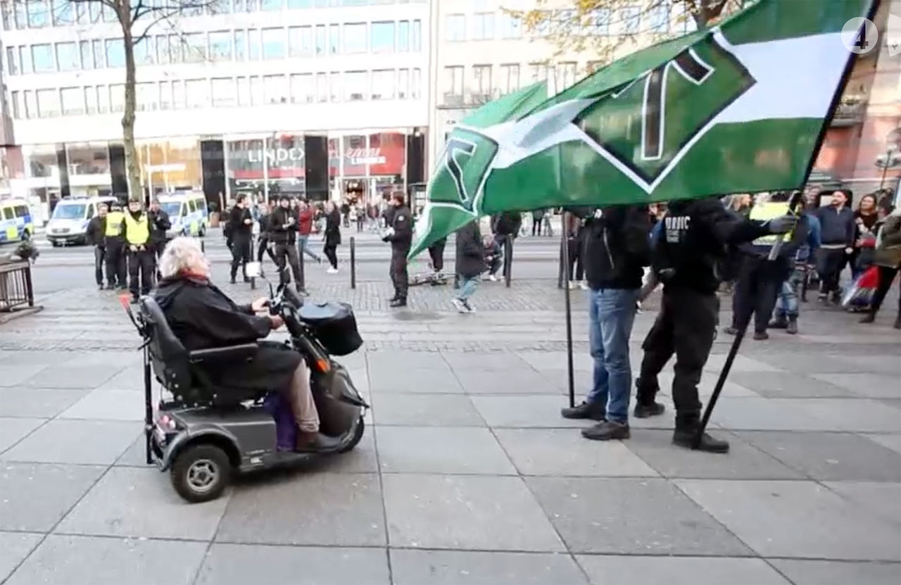 Dam i permobil vs nazister