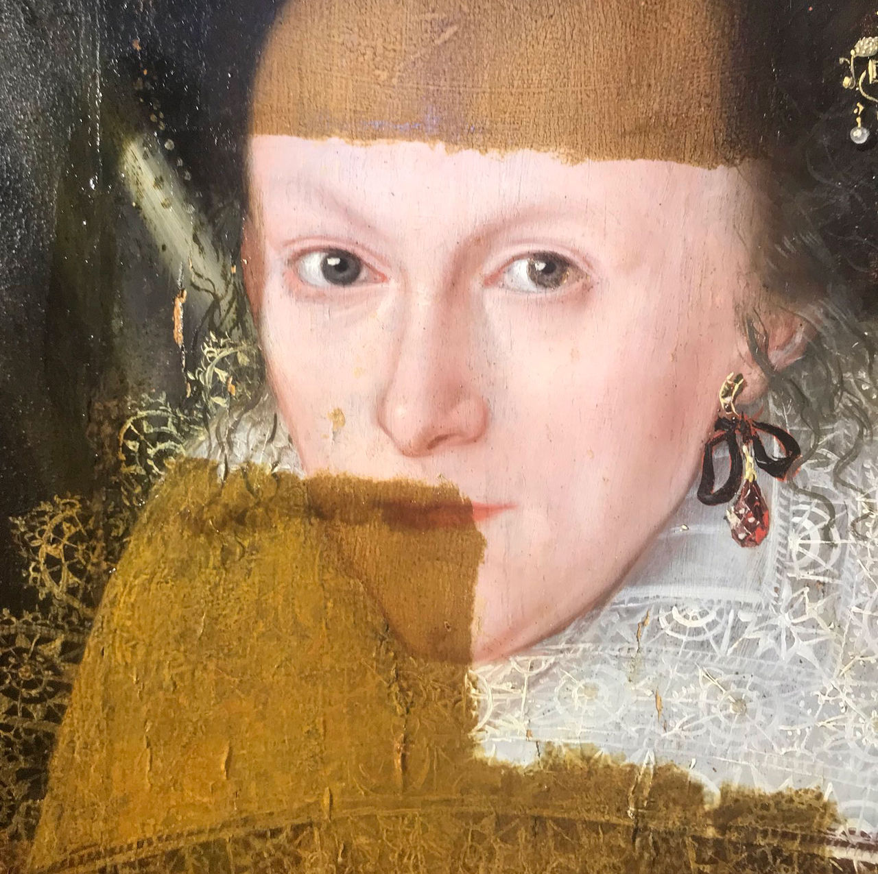 Se när tavla från 1618 blir rengjord