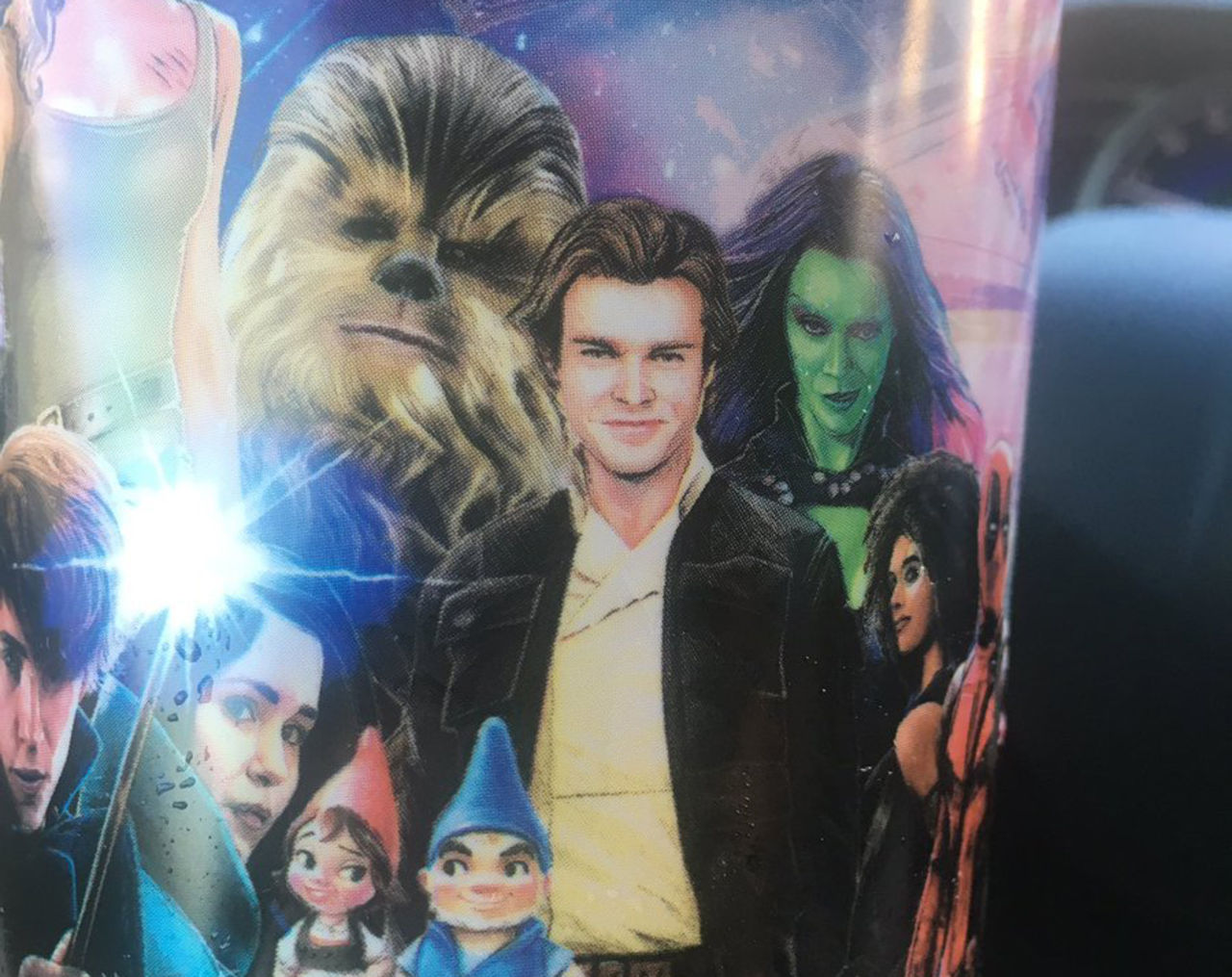 Mugg visar reklambild för Han Solo-filmen