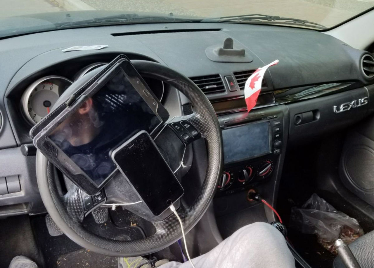 Idiot hade telefon och tablet fastsatta på ratten