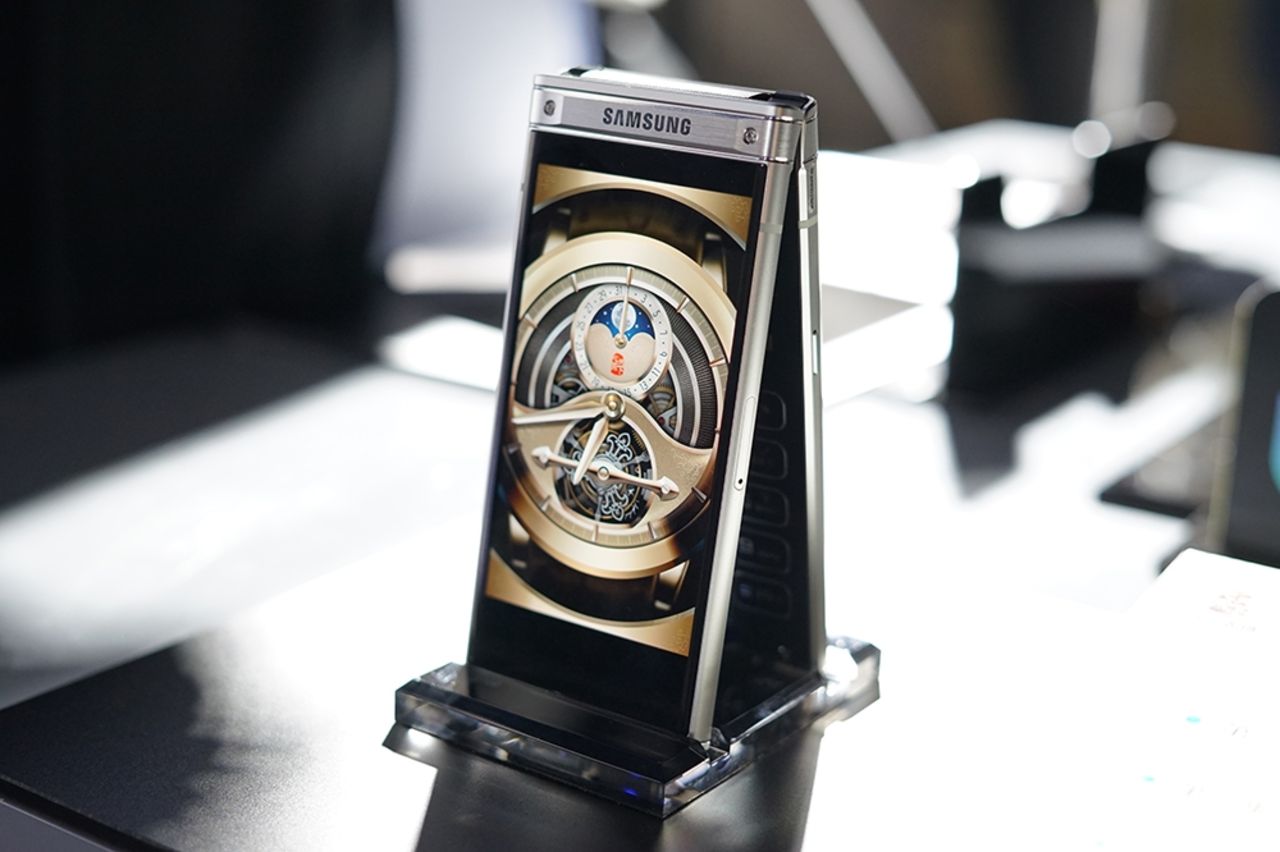 Samsung presenterar fliptelefonen W2018