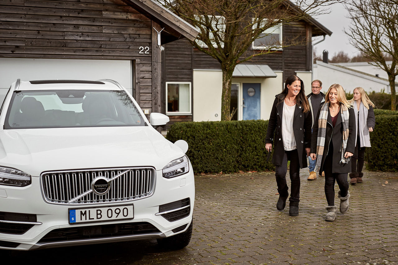 Två familjer börjar använda Volvos självkörande bilar