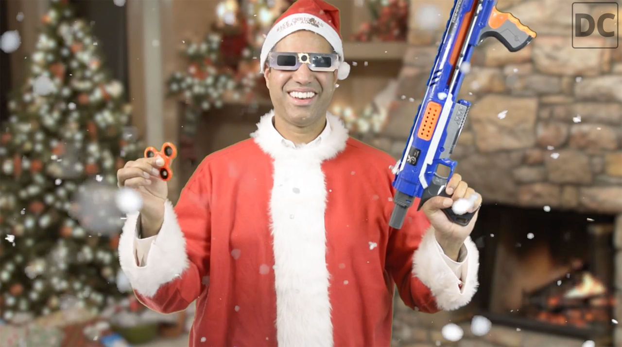 Ajit Pai försöker lugna oss med bisarr video