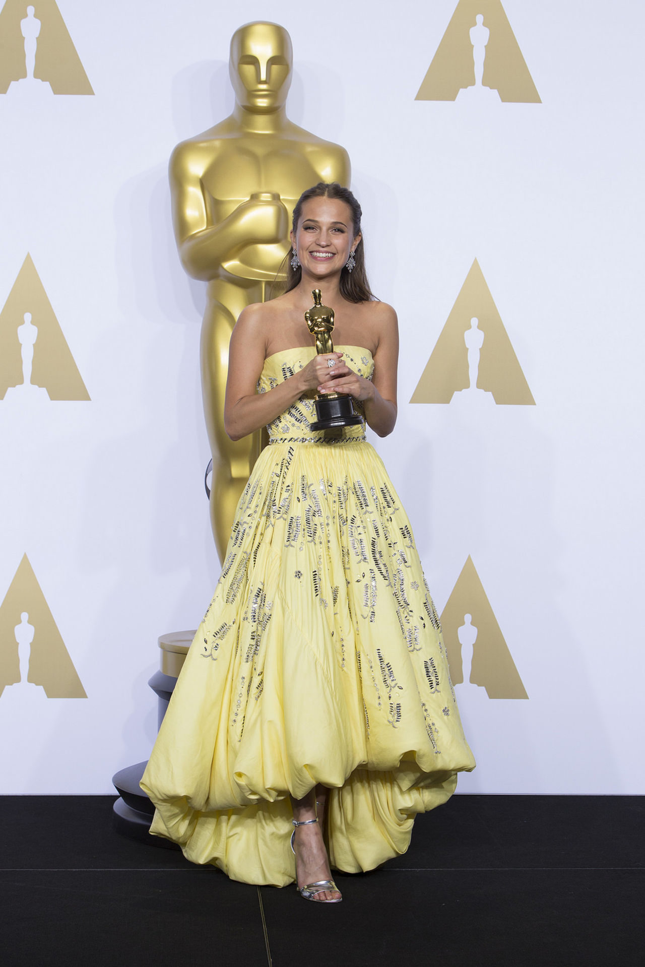 Alicia Vikander delar ut Golden Globe