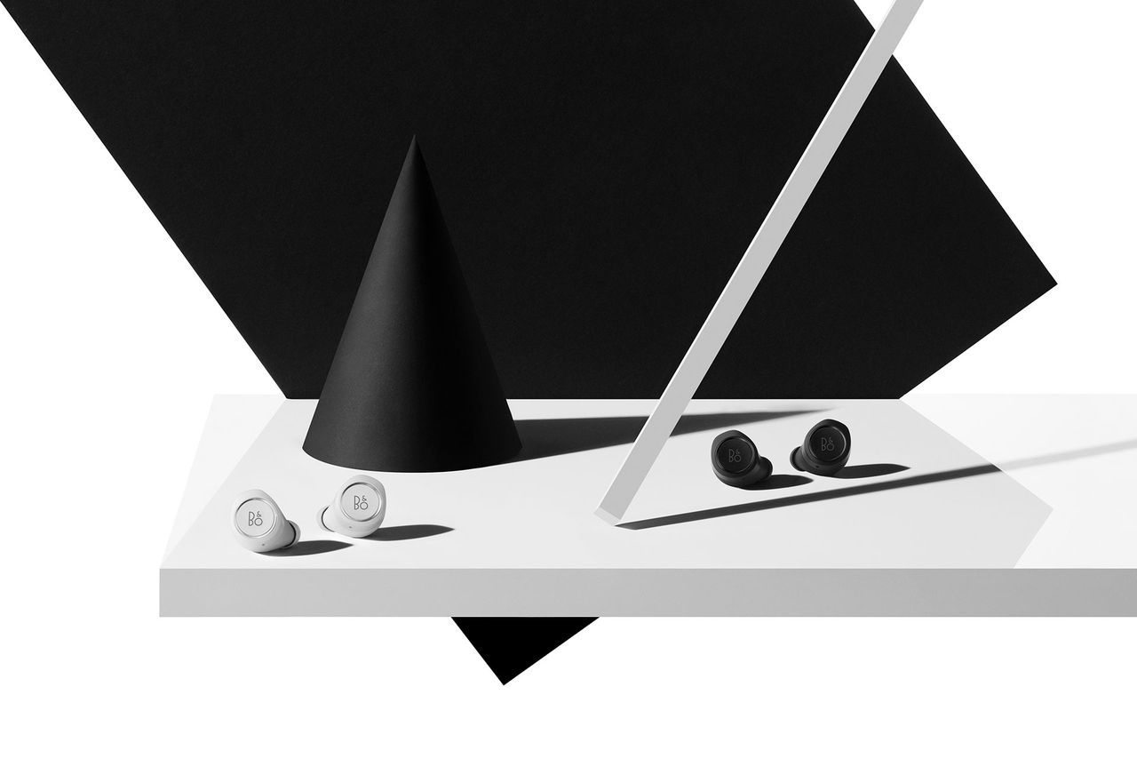 Beoplay E8 kommer nu i svart och vitt