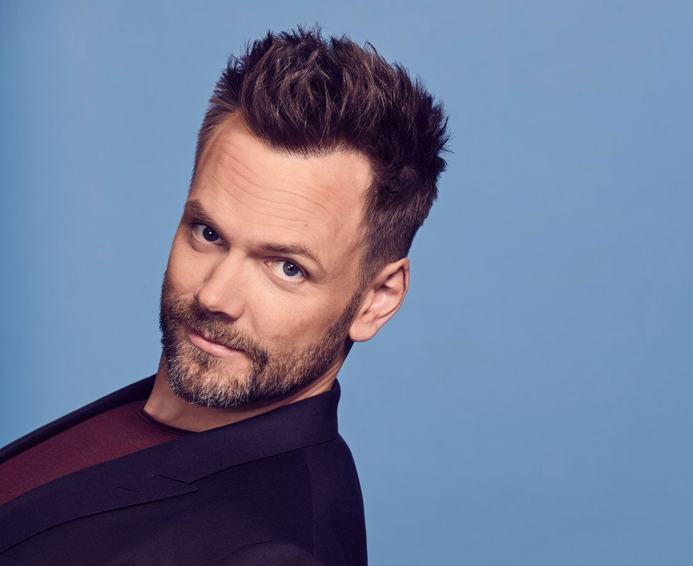 Joel McHale får pratshow på Netflix.