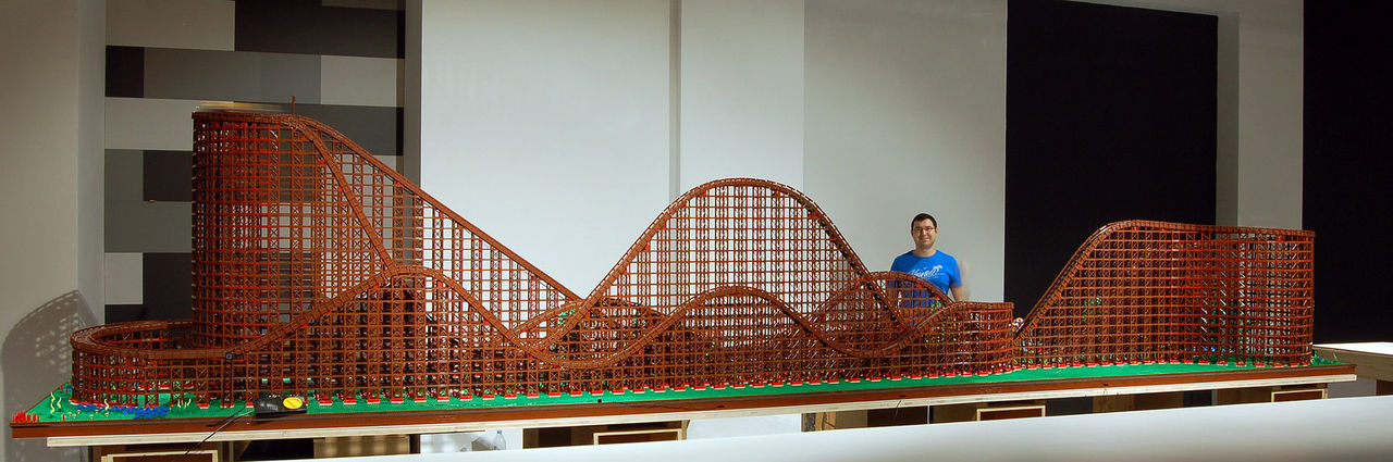 Fet berg-och-dalbana i LEGO