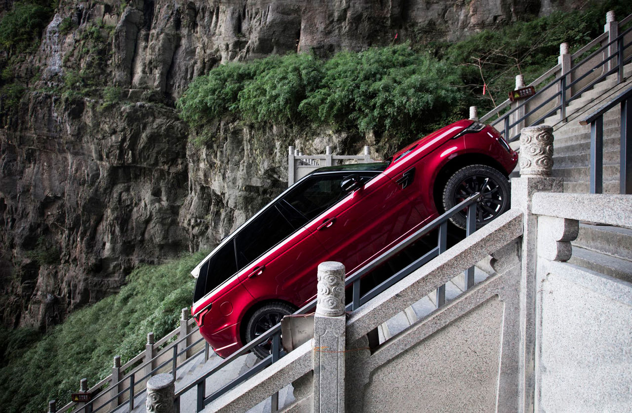 Range Rover Sport PHEV klättrade 999 stycken trappsteg