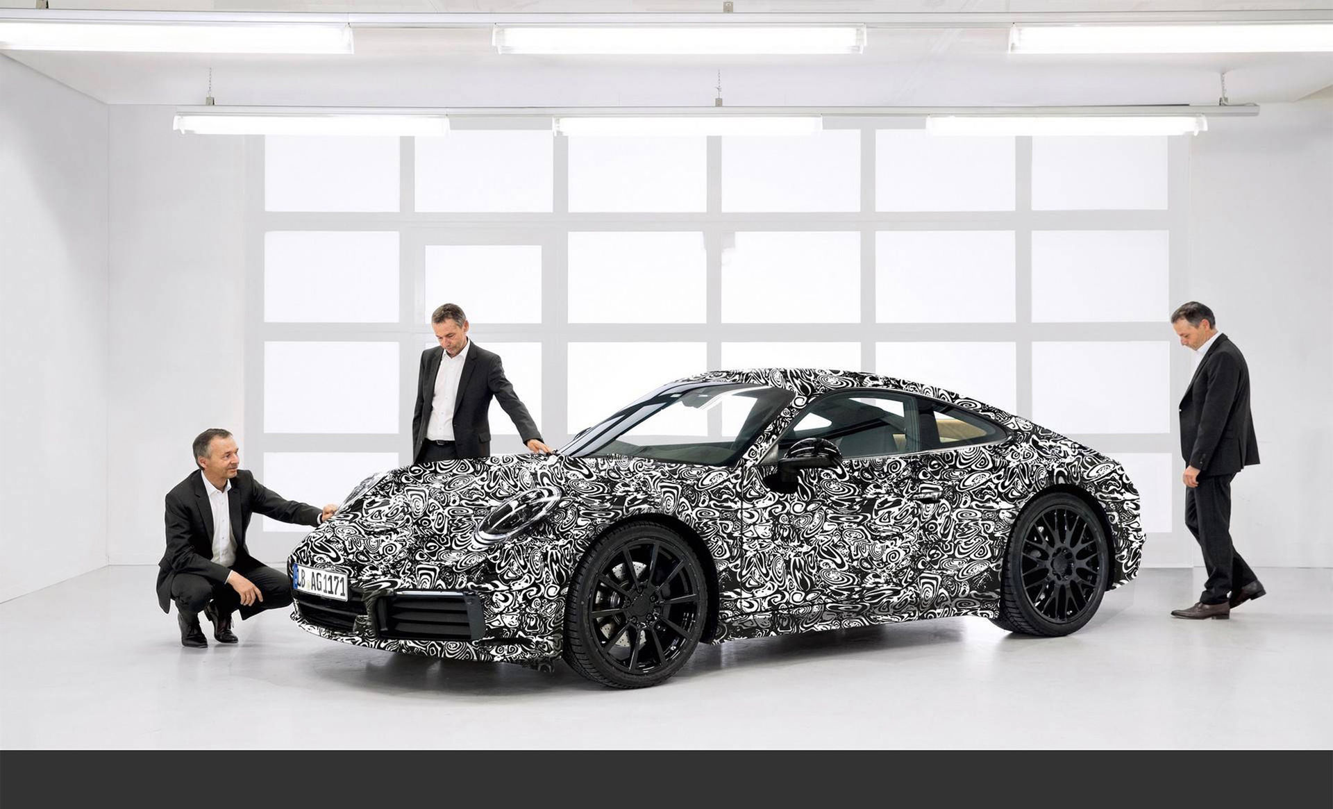 Porsche visar nya 911 klädd i maskering