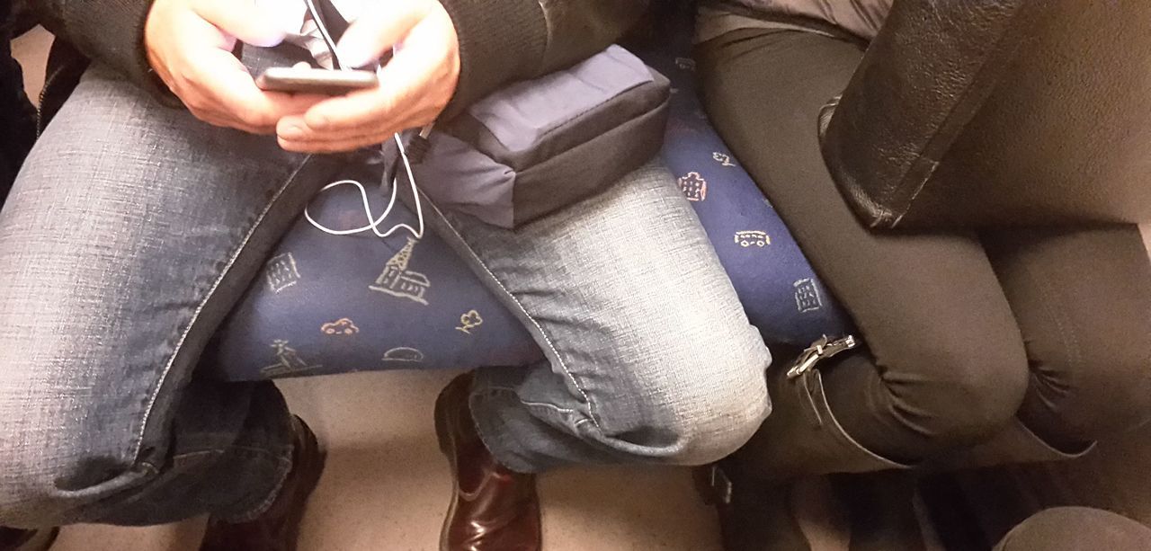 Manspreading förbjuds i Madrids kollektivtrafik