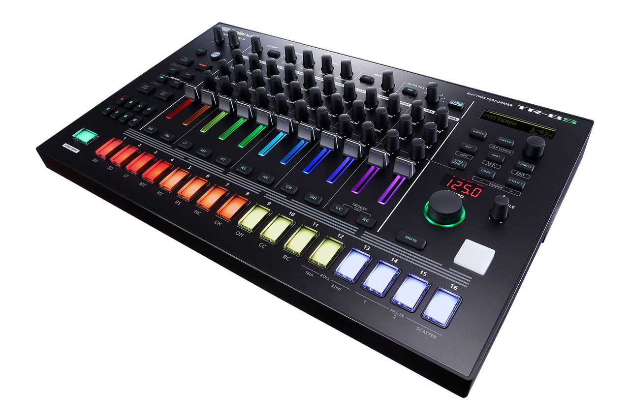 Roland TR-8S är fem trummaskiner i en