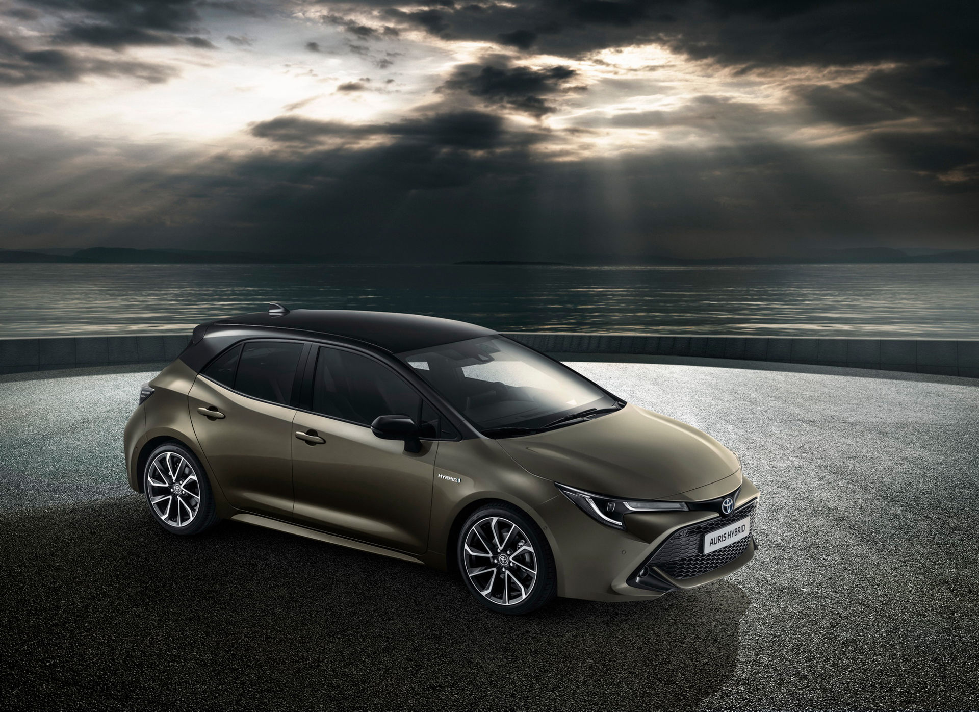 Nya Toyota Auris har två olika hybriddrivlinor