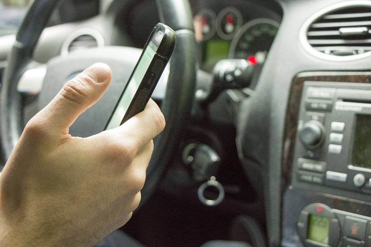 Man åtalas för mobilanvändande i bil