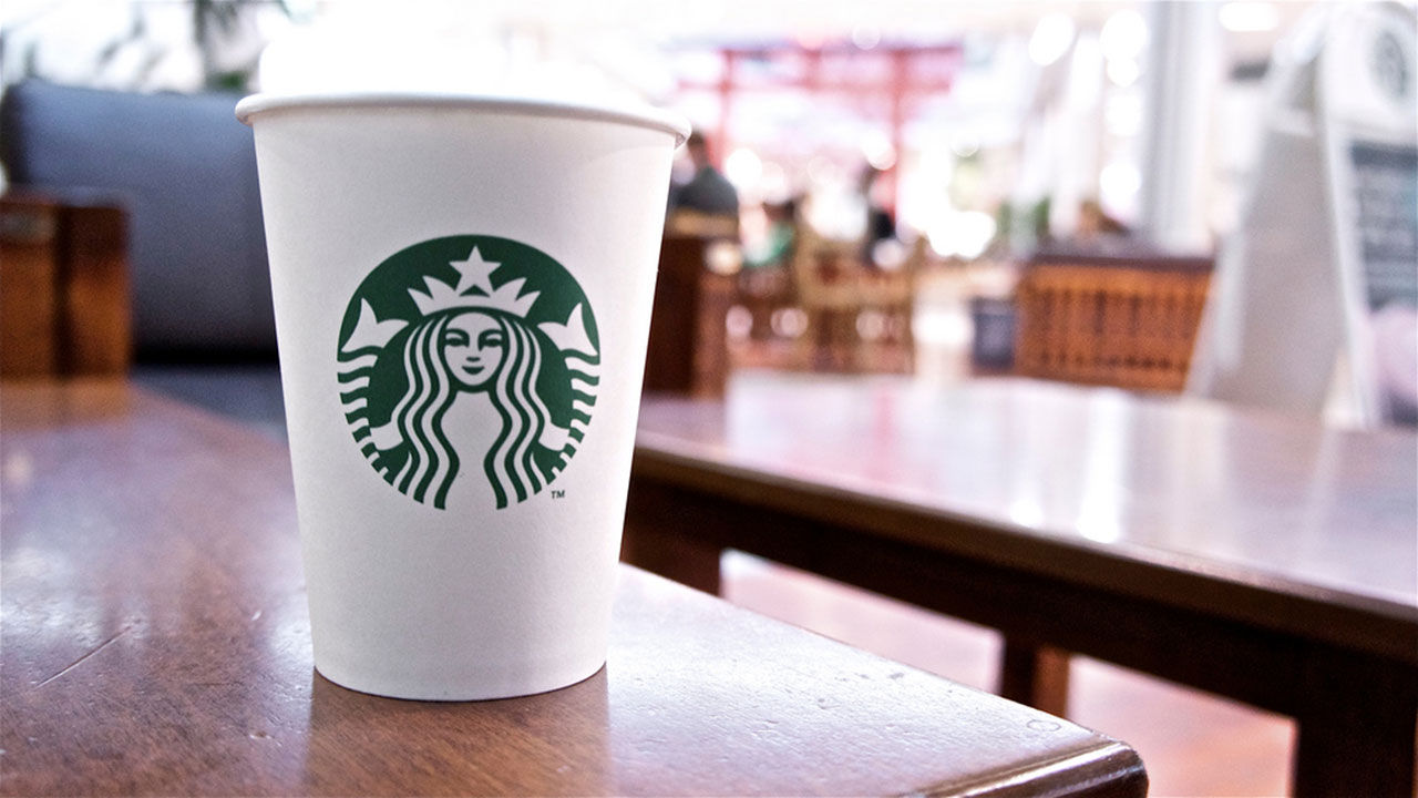 Starbucks muggar plast