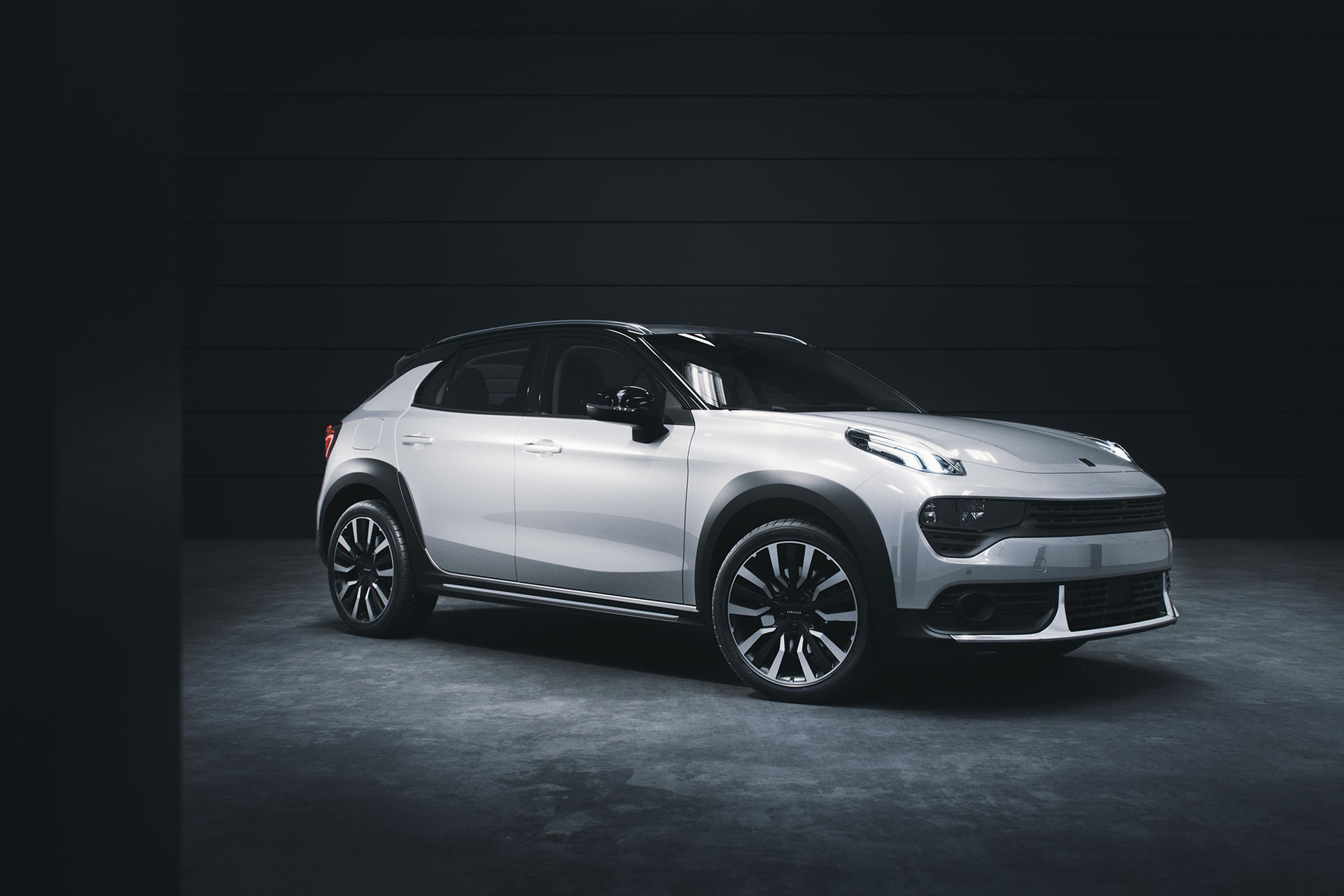 Lynk & Co drar täcket av modellen 02