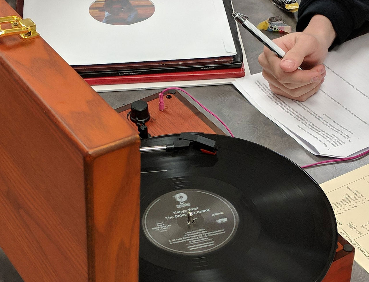 Skön kille tar med vinylspelare till prov i skolan