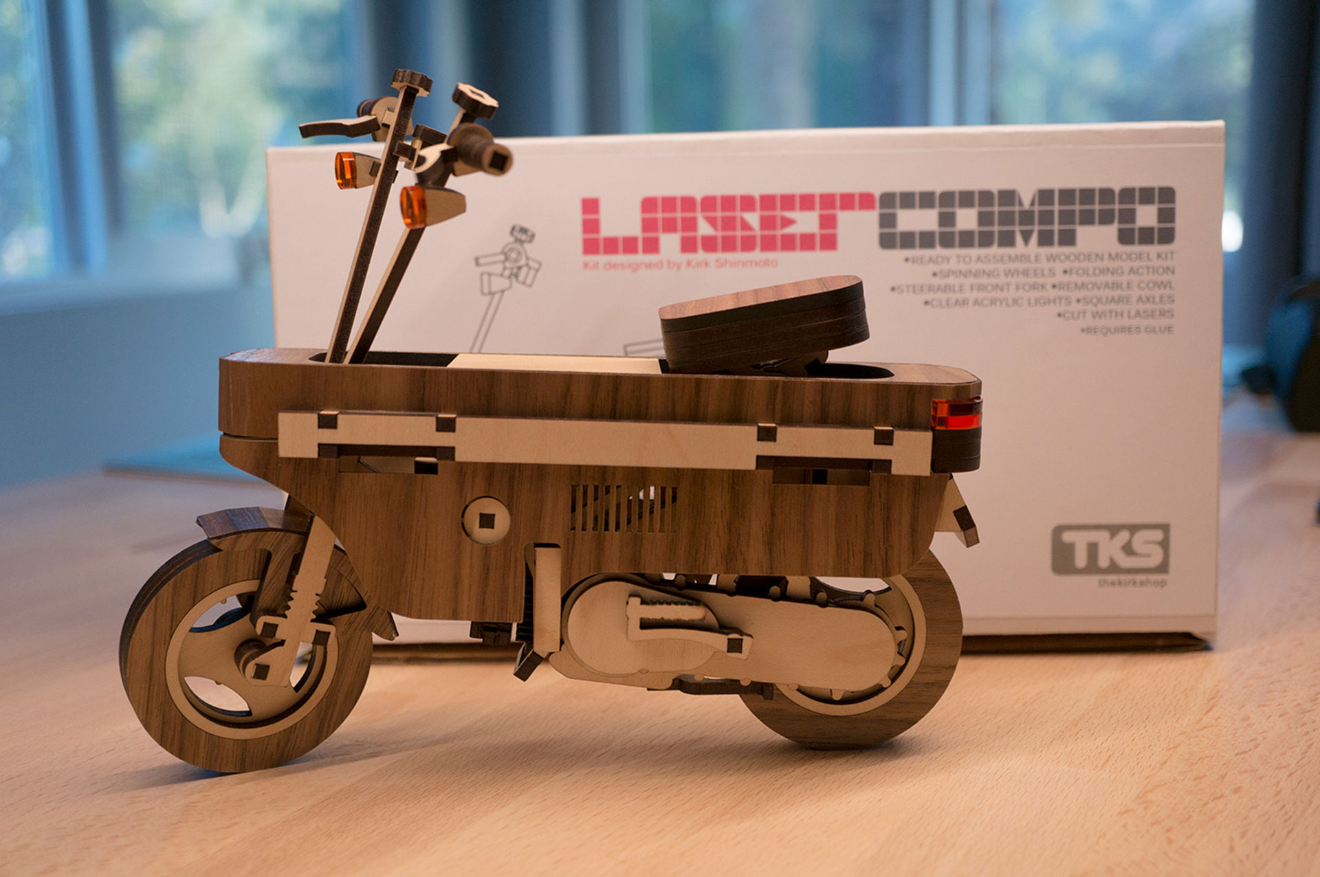 En Honda Motocompo i laserskuret trä